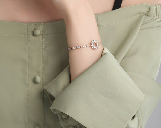 Circle pull-out bracelet is stylish, micro-encrusted with zirconium, simple, light and luxurious
